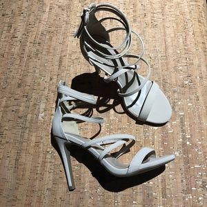 SIZE 6 DREAM PAIRS CREAM COLORED HEELS